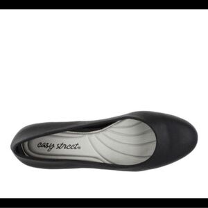 Easy Street Women's Classic Black Loafers